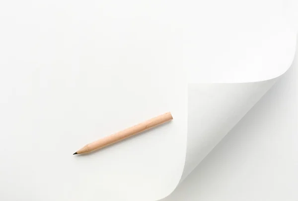 Лист белой бумаги и карандаш — стоковое фото