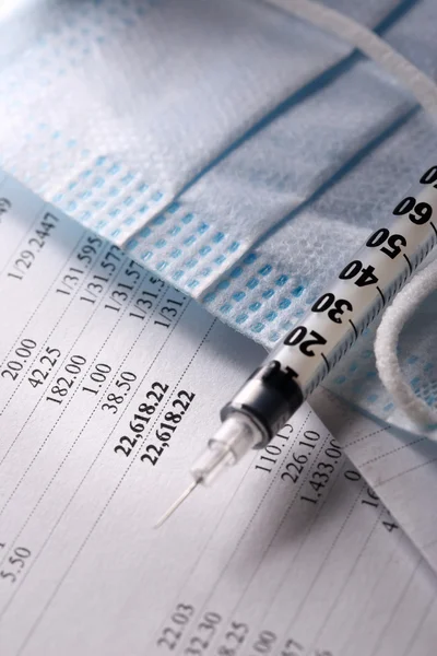 Budget, medical mask and syringe — Stock Photo, Image