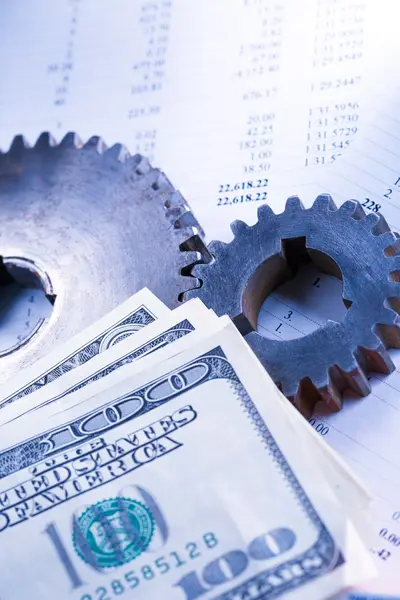 Begroting, dollars en twee mechanische ratelsleutels — Stockfoto