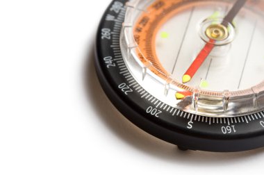 Beyaz arkaplanda pusula izole edildi