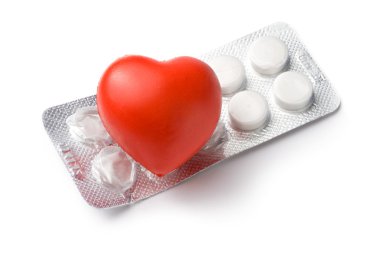 kalp ve beyaz zemin üzerine hap