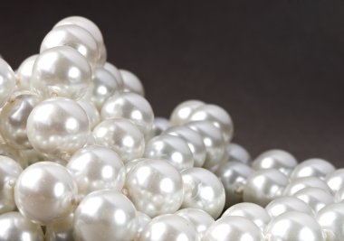 beyaz üzerine siyah inci