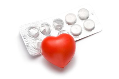 kalp ve beyaz zemin üzerine hap