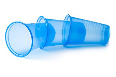 beyaz zemin üzerine plastik gözlük