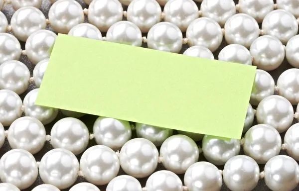 Perla blanca y tarjeta en blanco — Foto de Stock
