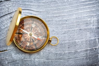 gri ahşap arka plan üzerinde pusula