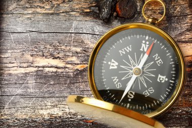 ahşap arka plan üzerinde pusula kırık