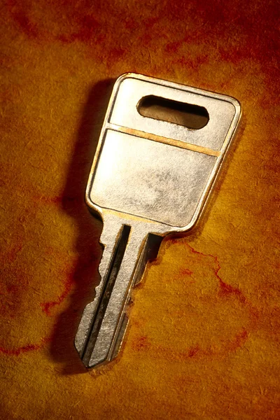 Металлический ключ на железном фоне — стоковое фото