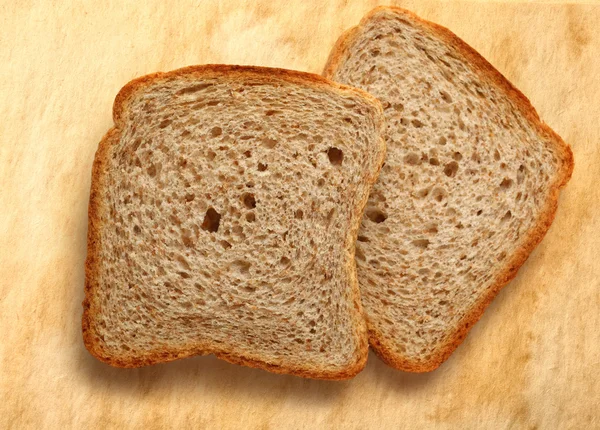 Хлеб ломтики на бумажном фоне — стоковое фото