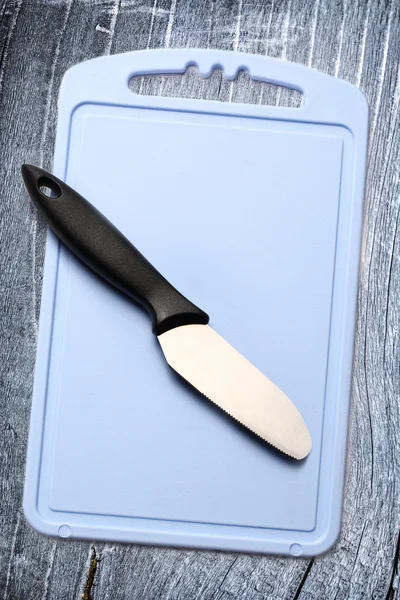 Kunststoff-Zubereitungsbrett mit Messer — Stockfoto