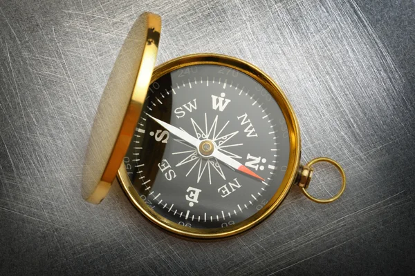 Kompass auf kratzigem Stahlgrund — Stockfoto