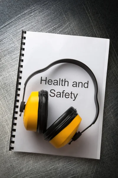 Registro de salud y seguridad con auriculares — Foto de Stock