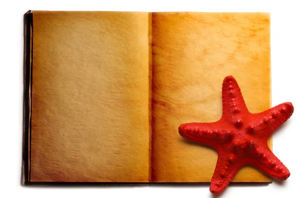 Livro aberto e seastar vermelho — Fotografia de Stock