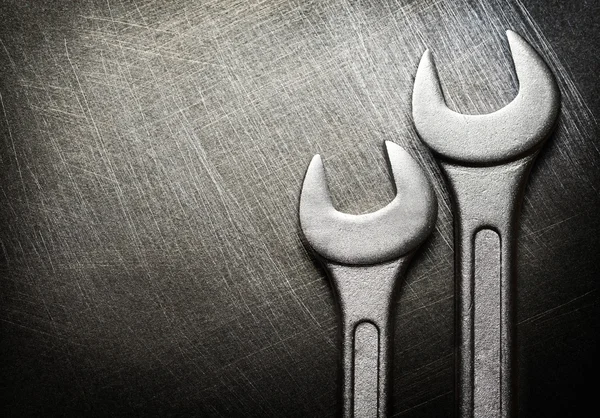 Klíč na ocelové skřípavý pozadí — Stock fotografie