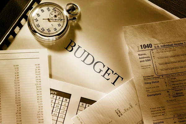 Operating budget, calendar and stopwatch — Stock Photo, Image