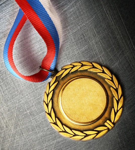 Medalha em branco no fundo riscado de aço — Fotografia de Stock