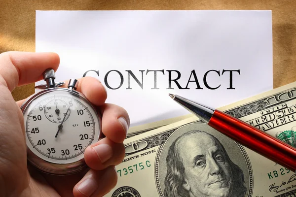 Contract met geld en pen — Stockfoto