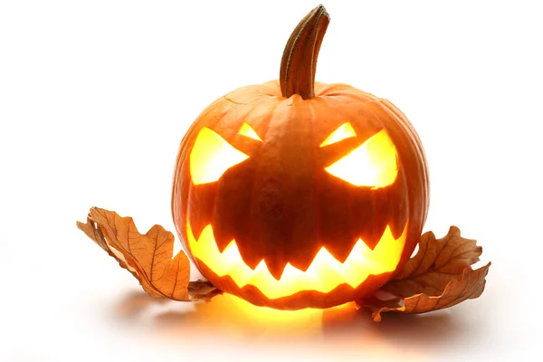 Angry halloween pumpkin with oak leaves — Stock Photo, Image