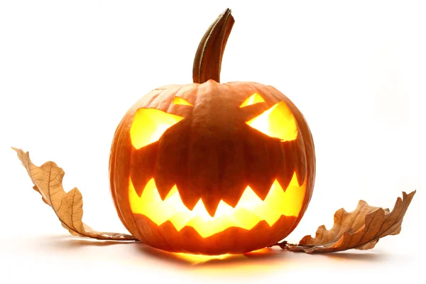 Angry halloween pumpkin with oak leaves — Stock Photo, Image