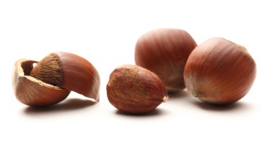 Bütün ve kırık fındık