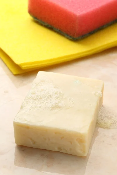 Staaf-van-zeep, stofdoek en spons — Stockfoto