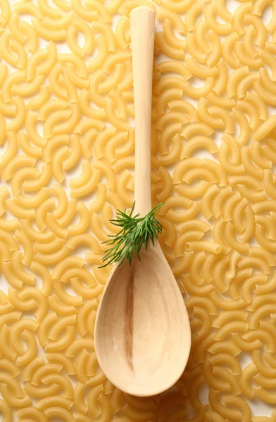 Tubi di pasta fondo con cucchiaio e aneto — Foto Stock