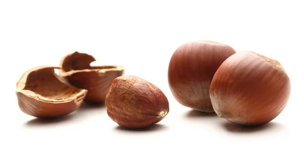 Whole and cracked hazelnuts — Stock Photo, Image