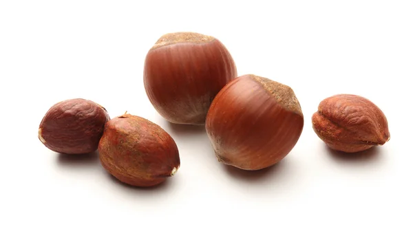 Whole and cracked hazelnuts — Stock Photo, Image