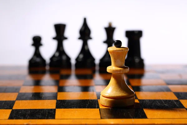 Деревянная шахматная доска — стоковое фото
