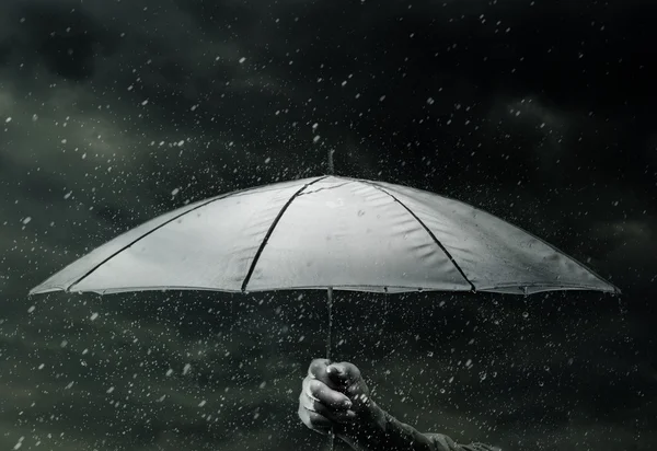 Umbrella under raindrops — Stock Photo, Image