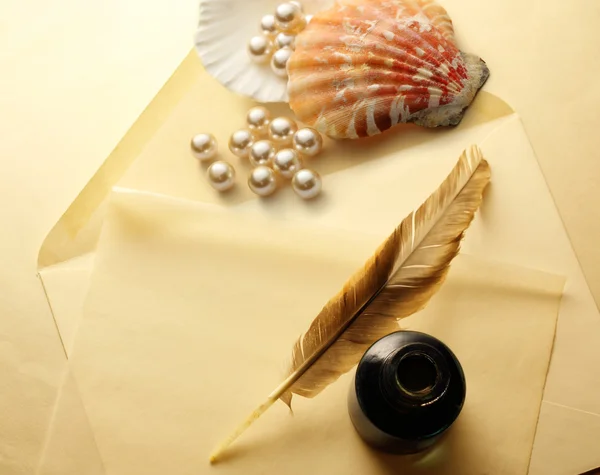 Umschlag, Feder und Perle — Stockfoto