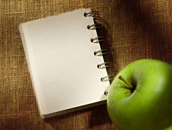 Anteckningar och äpple — Stockfoto