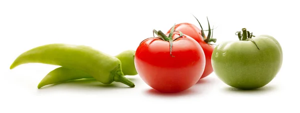 Rote und grüne Tomaten — Stockfoto