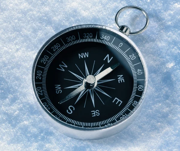Kompass auf Schnee — Stockfoto