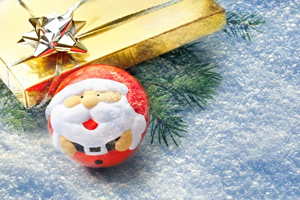 Regalo con abete e Babbo Natale — Foto Stock