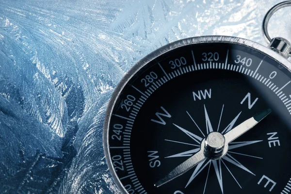 Kompass auf Eis — Stockfoto