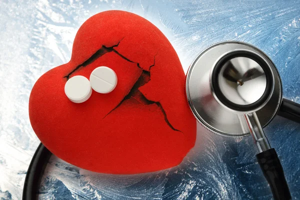 Czerwone serce, stetoskop i pigułki — Zdjęcie stockowe