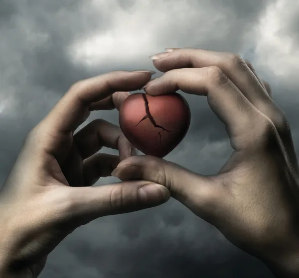 Ellerinde kırmızı kırık kalp — Stok fotoğraf
