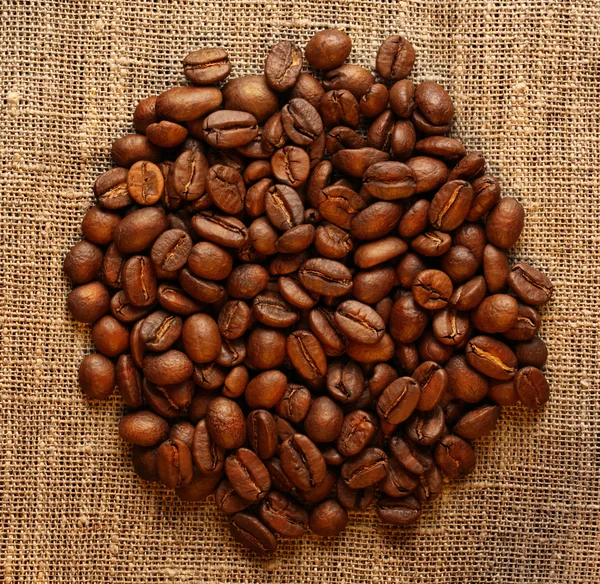 Kahve çekirdekleri çuval üzerinde — Stok fotoğraf