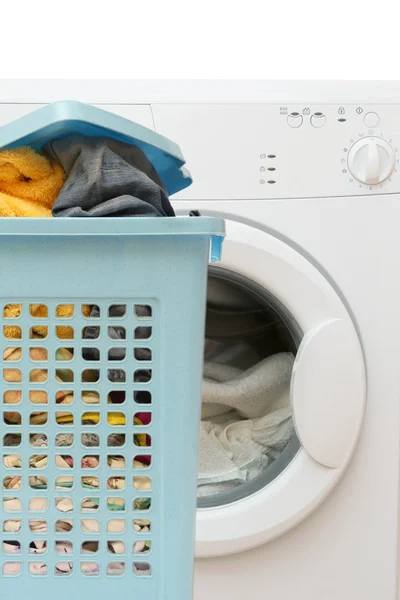Mand vol kleren en wasmachine — Stockfoto