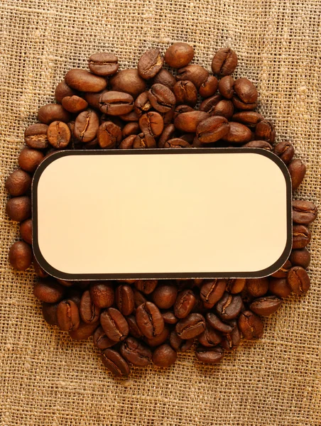 Brown coffee beans with blank label — Stock Photo, Image