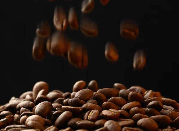 Brown coffee beans falling down — Stock Photo, Image