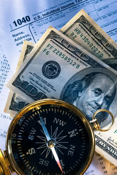 Rozpočet, kompas a peníze — Stock fotografie