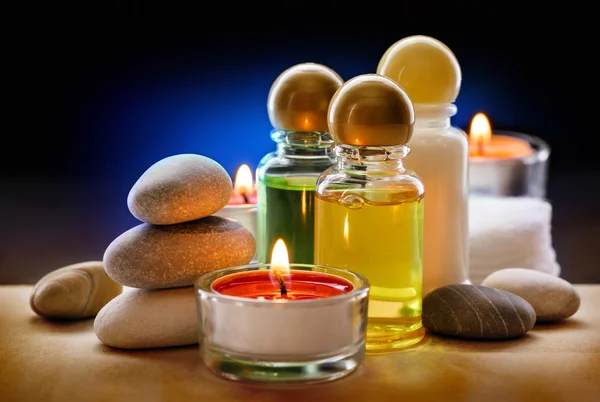 Spa kamienie, świeca i szampon — Zdjęcie stockowe