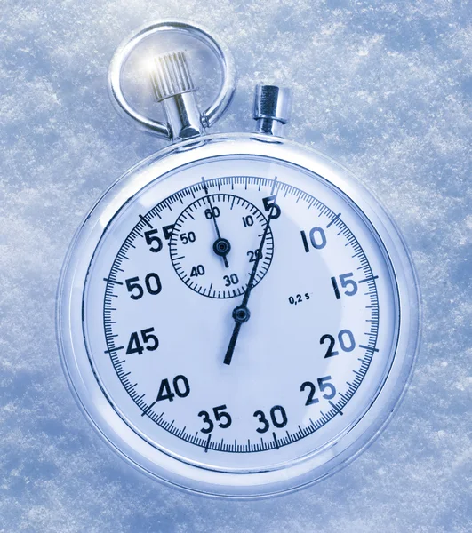 Stopwatch op sneeuw — Stockfoto