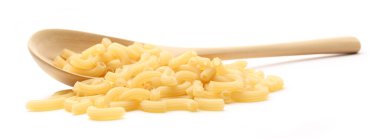 kısa makarna tüpler ve tahta kaşık