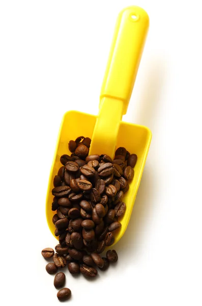 Kaffeebohnen im gelben Löffel — Stockfoto