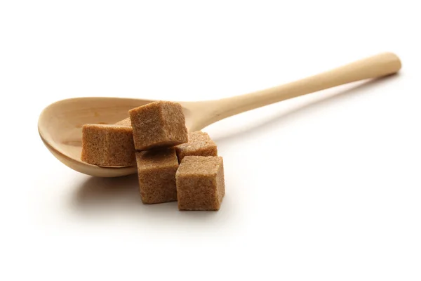 Cukier trzcinowy z drewnianą łyżką — Zdjęcie stockowe