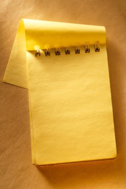 boş açık sarı not defteri