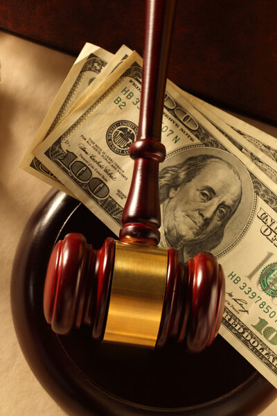 Деревянный молоток и банкноты
